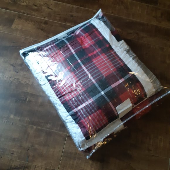 New 4 PC Quilt Set • Patchwork with Accent Pillow • Red/Grey • DoubleQueen (DQ) - Picture 5 of 5